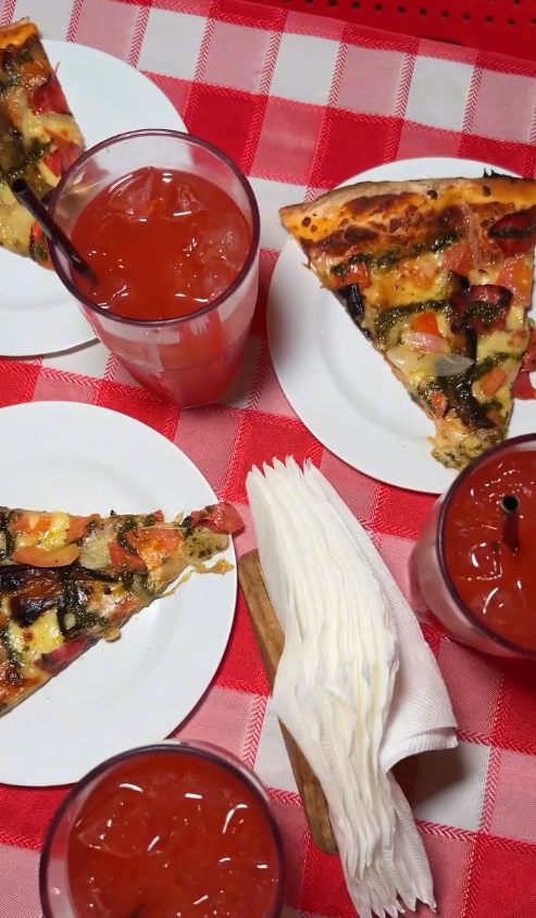 Porción de pizza y copa de vino